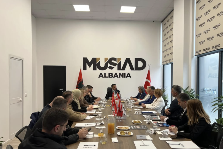 Takim i frytshëm me partnerët e çmuar